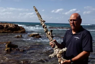 Un sub israeliano ha riportato alla luce la spada di un crociato