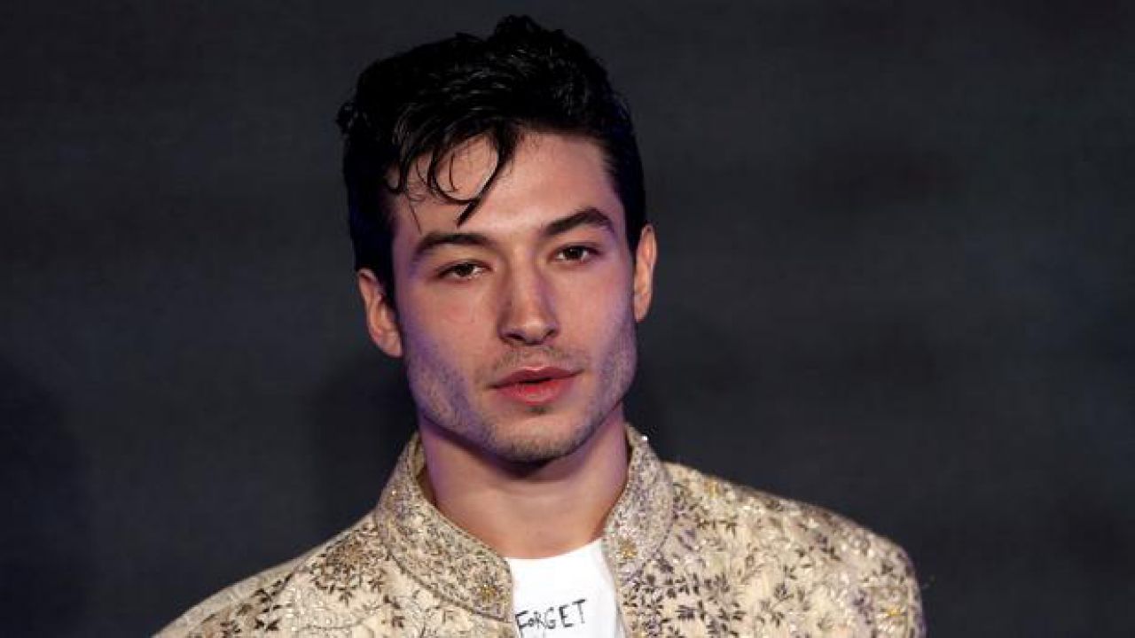 Ezra Miller - La star di The Flash ha parlato con i dirigenti Warner