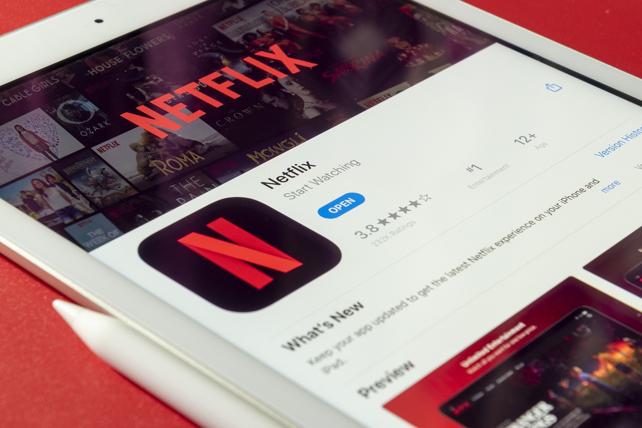 Perché Netflix continua a spendere per gli adattamenti piuttosto che per lo sviluppo di nuove proprietà intellettuali?